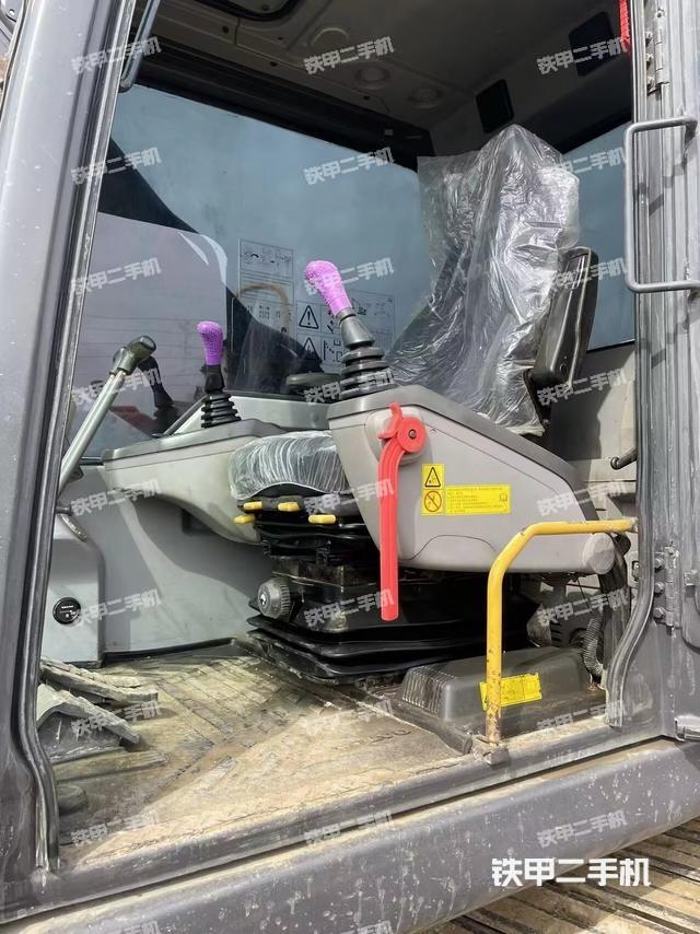 驾驶室整体(整机外观) 驾驶室整体(整机外观)