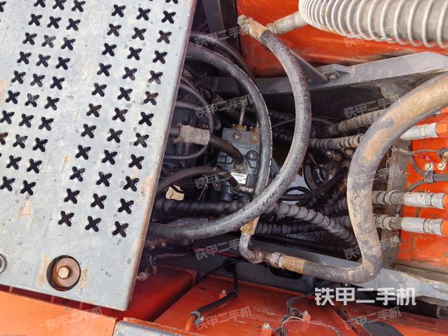 回轉(zhuǎn)馬達(dá)和主控閥（整機(jī)外觀）