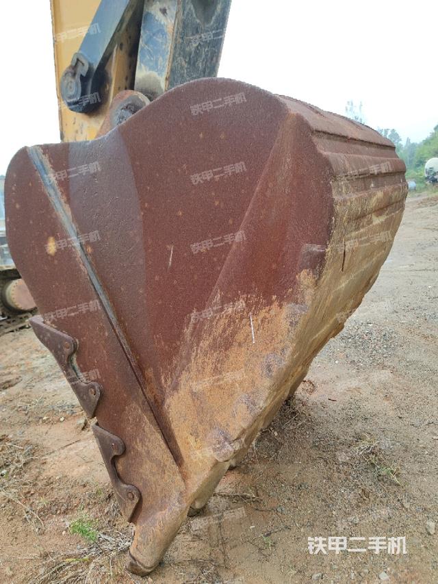 鏟斗右后整體(工作和回轉(zhuǎn)裝置) 鏟斗右后整體(工作和回轉(zhuǎn)裝置)