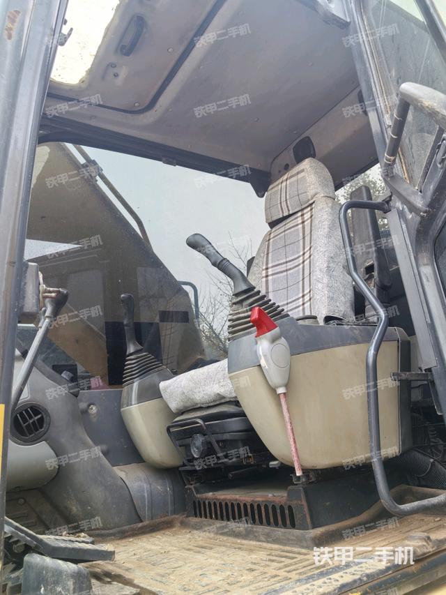 驾驶室整体(整机外观) 驾驶室整体(整机外观)