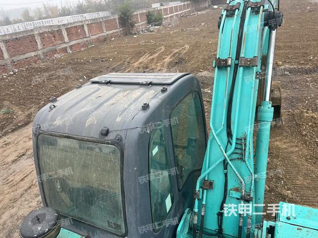 駕駛室頂部（整機外觀）