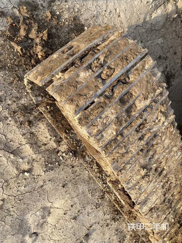 单侧履带整体(整机外观) 单侧履带整体(整机外观)