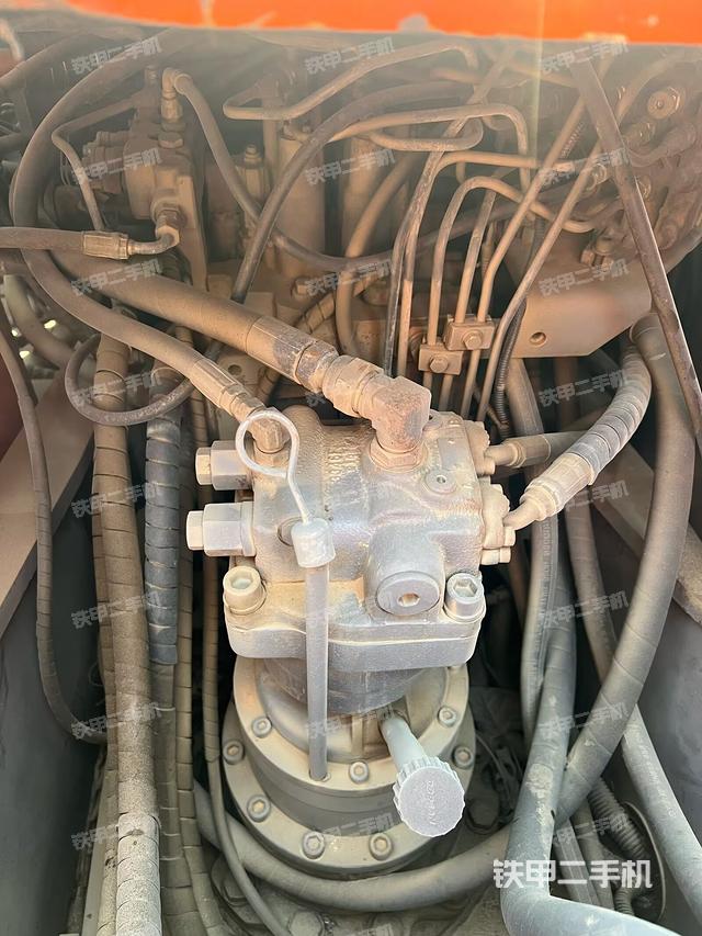 回转马达和主控阀（整机外观）