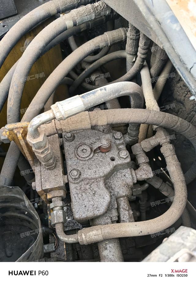 回转马达和主控阀（整机外观）