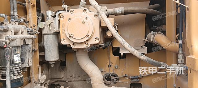 液壓泵艙室正面整體（整機外觀）