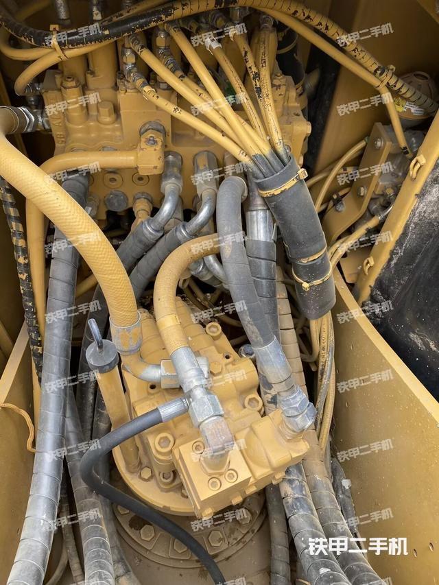 回轉(zhuǎn)馬達(dá)和主控閥（整機(jī)外觀）