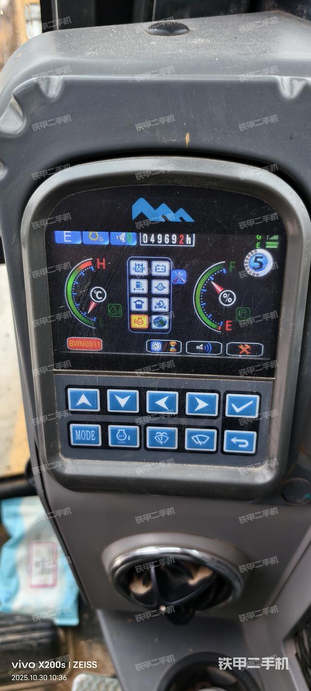 駕駛室頂部(整機(jī)外觀) 駕駛室頂部(整機(jī)外觀)