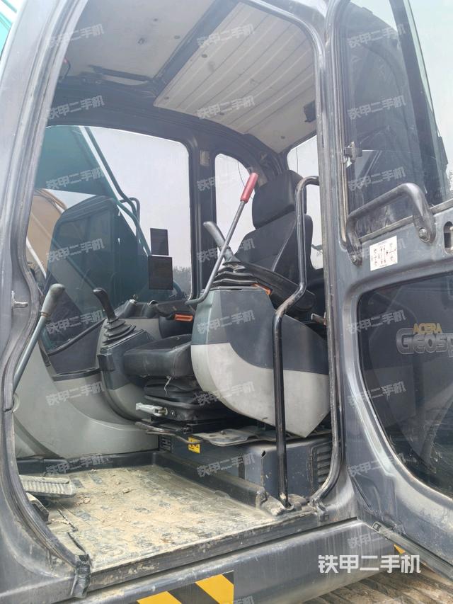 駕駛室整體（整機外觀）