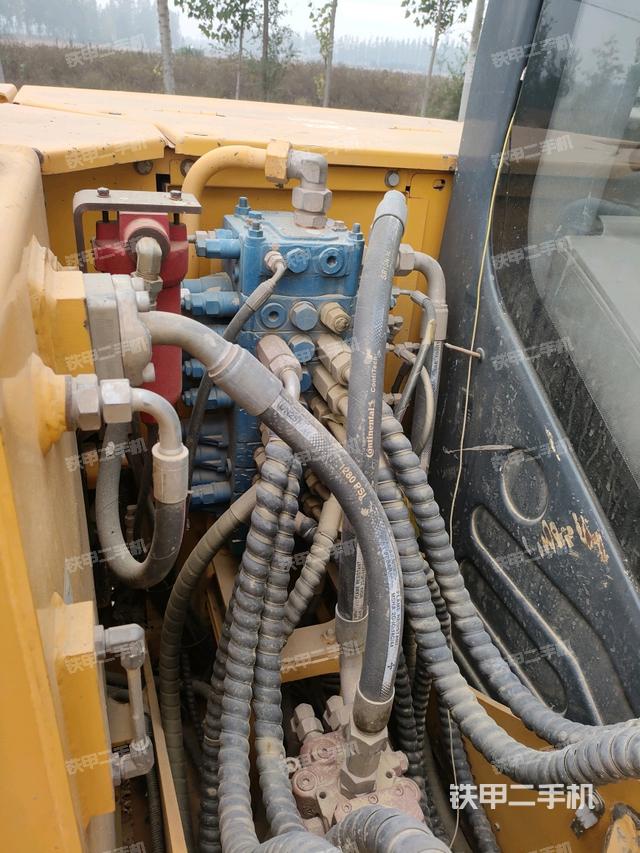 回轉(zhuǎn)馬達(dá)和主控閥（整機(jī)外觀）