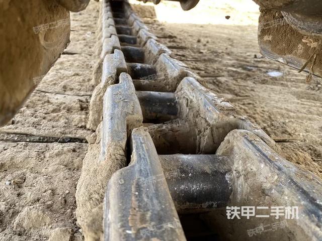 单侧履带整体(整机外观) 单侧履带整体(整机外观)