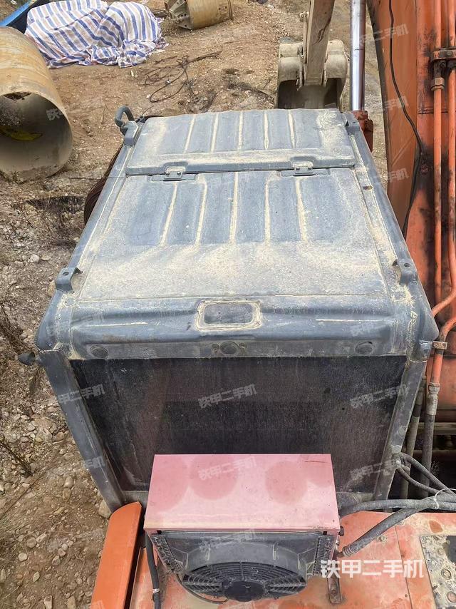 驾驶室顶部(整机外观) 驾驶室顶部(整机外观)