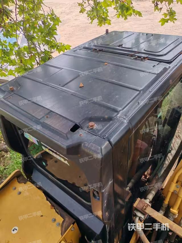 駕駛室頂部(整機(jī)外觀) 駕駛室頂部(整機(jī)外觀)