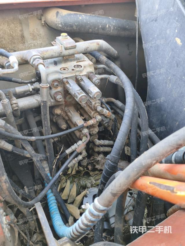 回转马达和主控阀(整机外观) 回转马达和主控阀(整机外观)