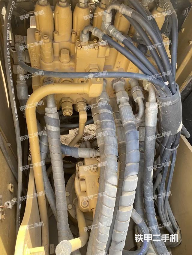 回轉(zhuǎn)馬達(dá)和主控閥（整機(jī)外觀）