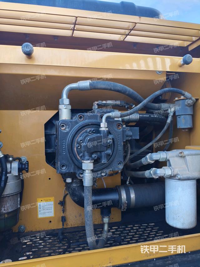 液压泵舱室正面整体(整机外观) 液压泵舱室正面整体(整机外观)