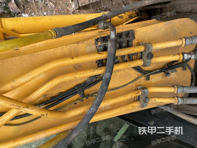 大臂油缸整体 竖拍（工作和回转装置）