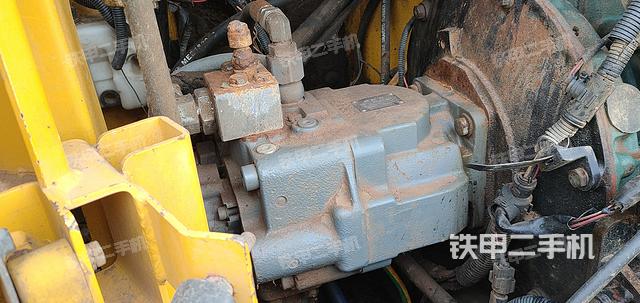 液壓泵艙室正面整體（整機外觀）