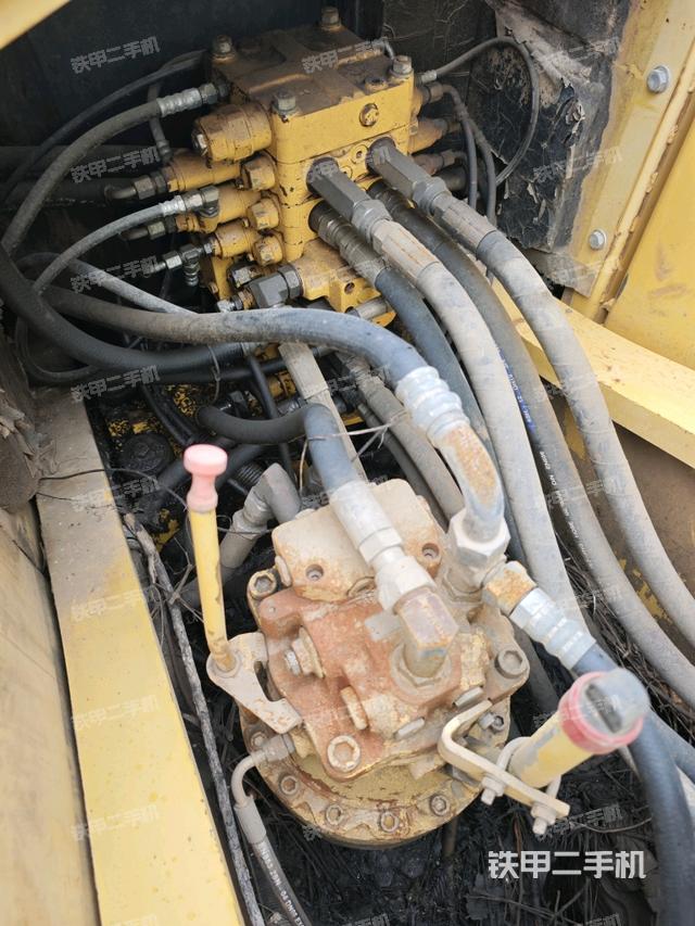 回转马达和主控阀(整机外观) 回转马达和主控阀(整机外观)