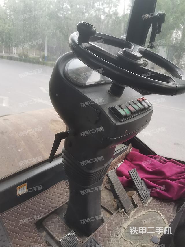 駕駛室操作臺(設備外觀及核心部件) 駕駛室操作臺(設備外觀及核心部件)