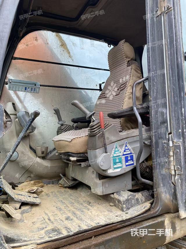 驾驶室整体(整机外观) 驾驶室整体(整机外观)