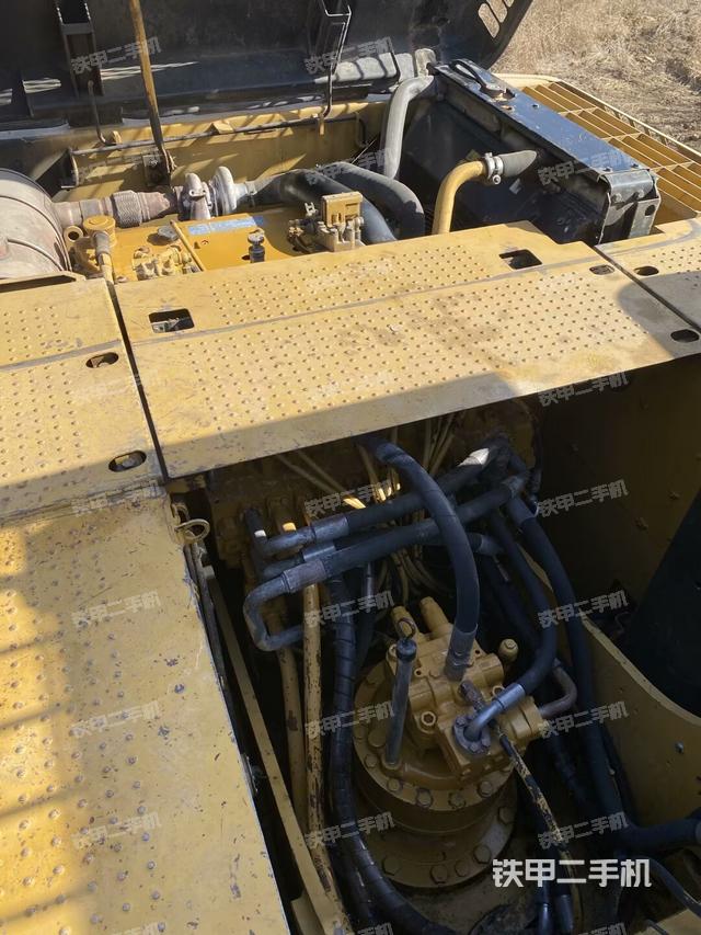 回转马达和主控阀（整机外观）