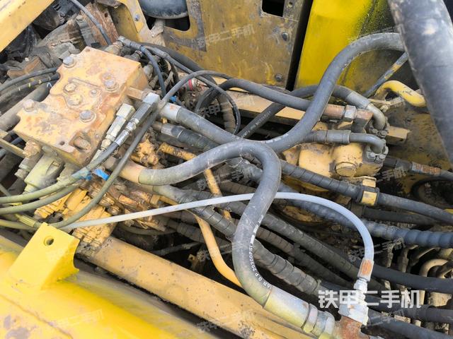 回转马达和主控阀(整机外观) 回转马达和主控阀(整机外观)