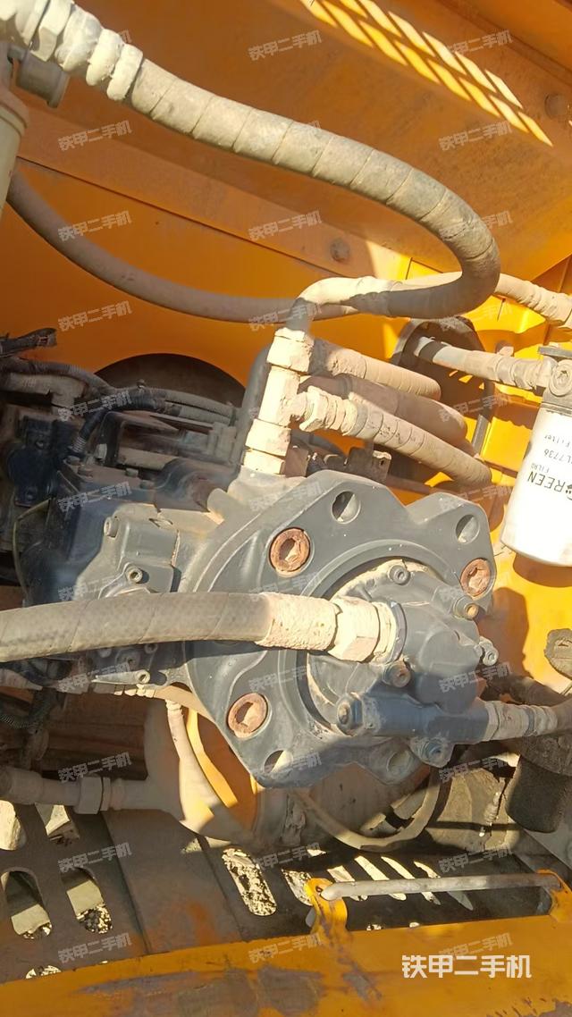 液壓泵艙室正面整體(整機外觀) 液壓泵艙室正面整體(整機外觀)