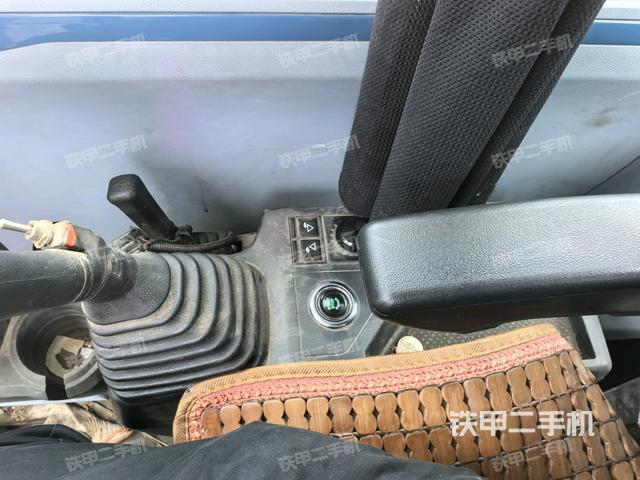 座椅右側(cè)控制臺/鑰匙門/油門/含右手柄(駕駛室部分) 座椅右側(cè)控制臺/鑰匙門/油門/含右手柄(駕駛室部分)