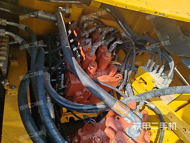 回转马达和主控阀(整机外观) 回转马达和主控阀(整机外观)