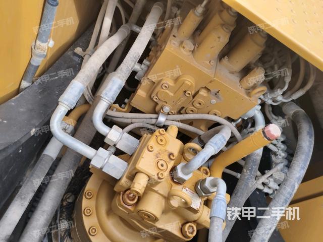 回轉(zhuǎn)馬達(dá)和主控閥（整機(jī)外觀）