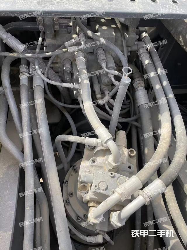 回转马达和主控阀(整机外观) 回转马达和主控阀(整机外观)