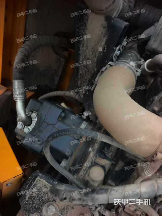 液壓泵艙室正面整體（整機外觀）