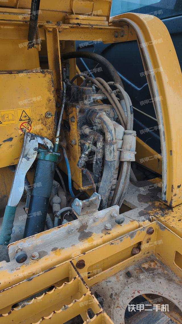 液壓泵艙室正面整體(整機(jī)外觀) 液壓泵艙室正面整體(整機(jī)外觀)