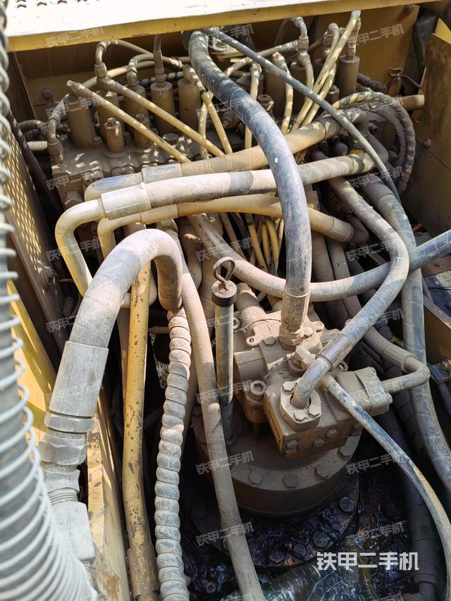 回轉(zhuǎn)馬達(dá)和主控閥（整機(jī)外觀）