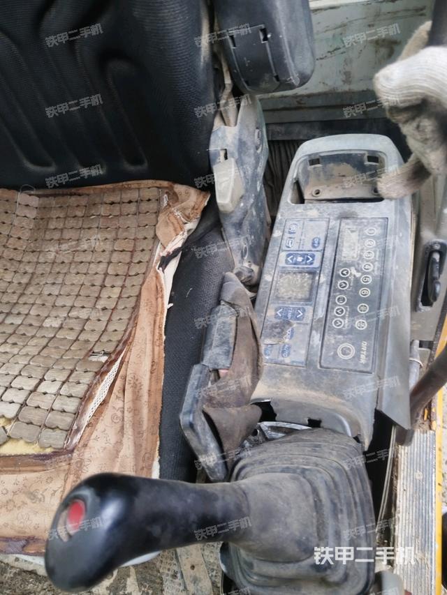 座椅左側(cè)控制臺(tái)/音響/含左手柄(駕駛室部分) 座椅左側(cè)控制臺(tái)/音響/含左手柄(駕駛室部分)