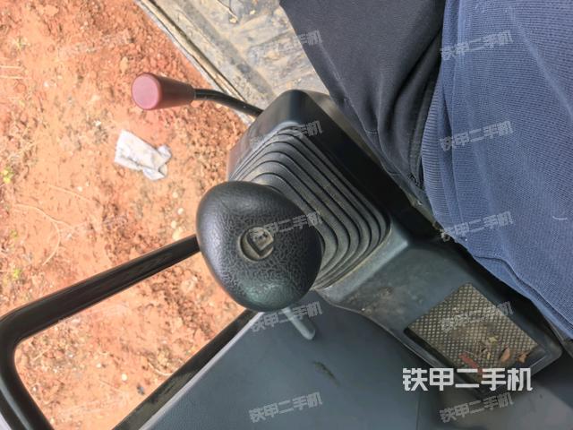 座椅左側(cè)控制臺/音響/含左手柄(駕駛室部分) 座椅左側(cè)控制臺/音響/含左手柄(駕駛室部分)