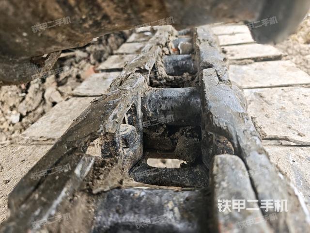 左驅(qū)動輪（行走機構(gòu)）