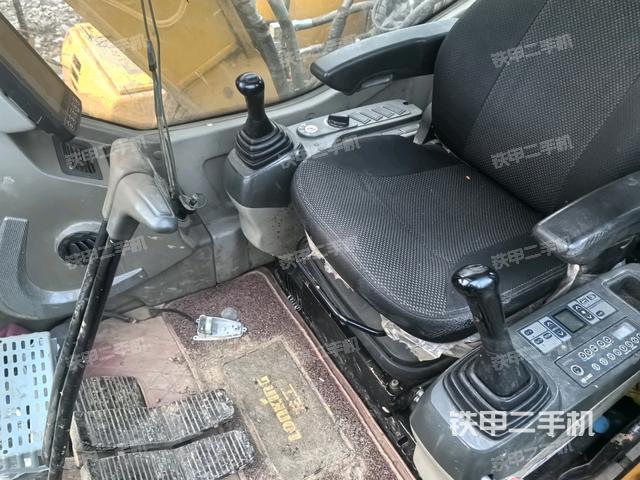 行走控制手柄和踏板?俯拍(駕駛室部分) 行走控制手柄和踏板?俯拍(駕駛室部分)