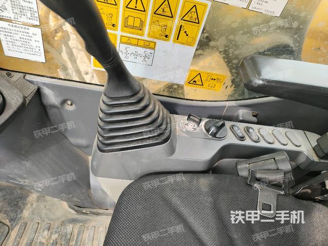 座椅右側(cè)控制臺(tái)/鑰匙門(mén)/油門(mén)/含右手柄（駕駛室部分）