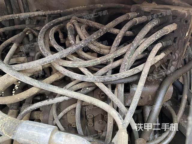 回转马达和主控阀(整机外观) 回转马达和主控阀(整机外观)