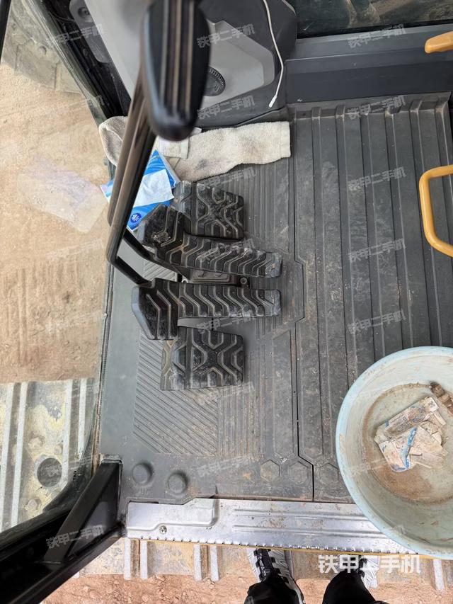 后窗玻璃角标（驾驶室部分）