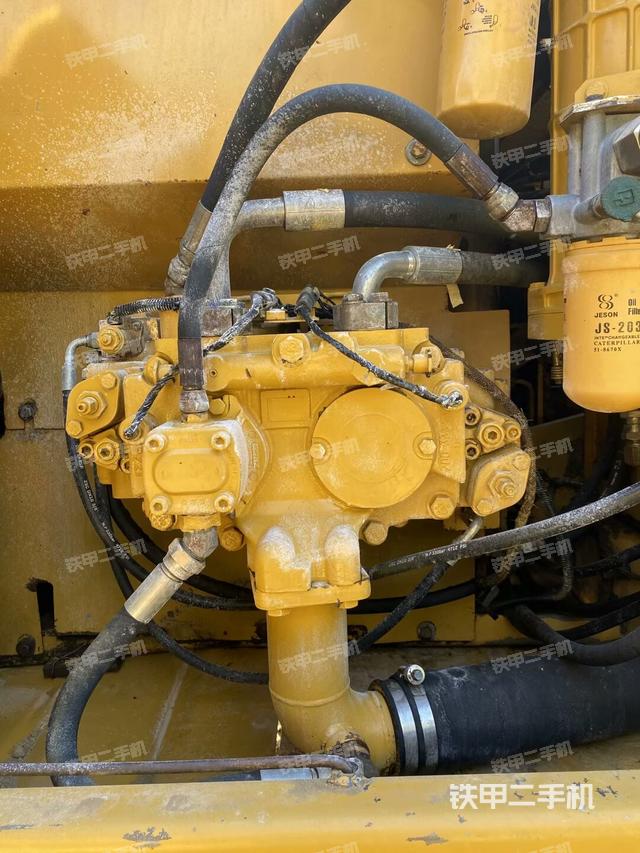 液压泵舱室正面整体（整机外观）