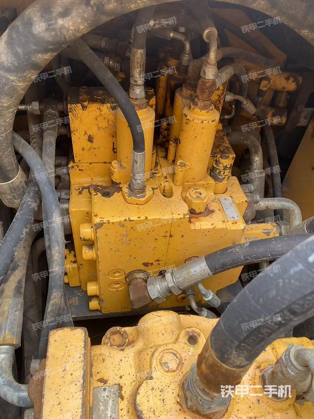 回转马达和主控阀(整机外观) 回转马达和主控阀(整机外观)