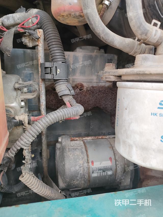 液压泵舱室正面整体(整机外观) 液压泵舱室正面整体(整机外观)