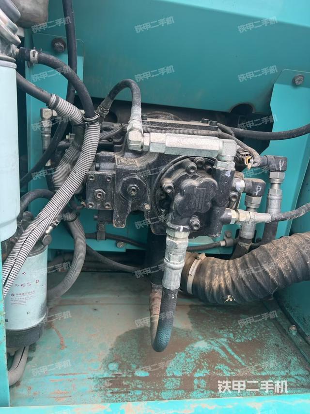 液壓泵艙室正面整體（整機外觀）