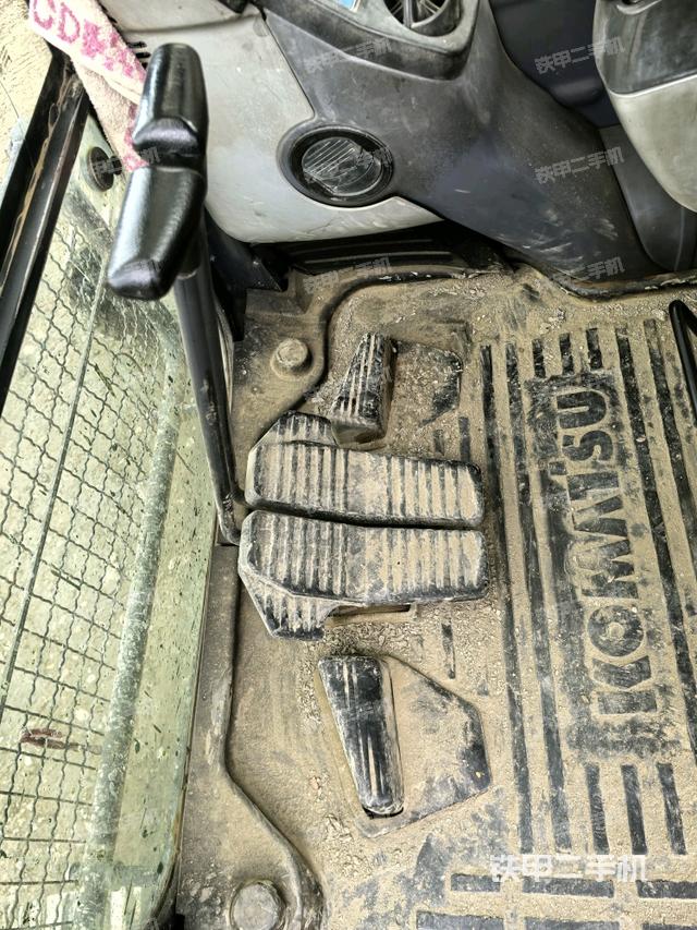 行走控制手柄和踏板?俯拍（駕駛室部分）