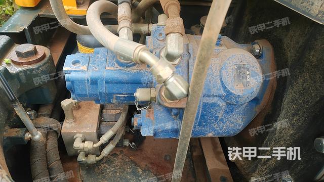 液压泵舱室正面整体（整机外观）