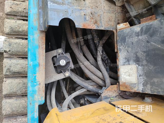 回转马达和主控阀(整机外观) 回转马达和主控阀(整机外观)