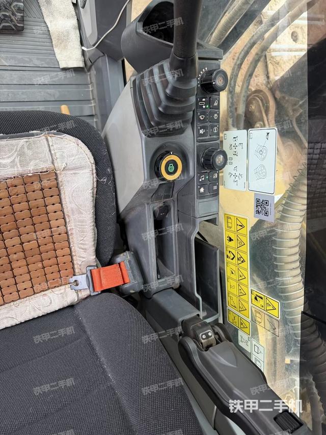 座椅左侧控制台/音响/含左手柄（驾驶室部分）