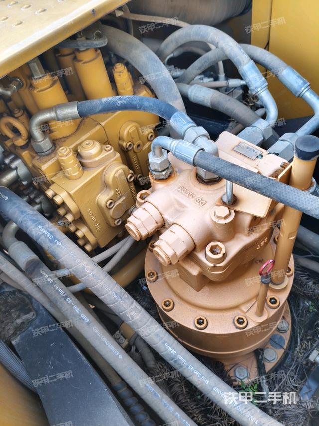 回转马达和主控阀(整机外观) 回转马达和主控阀(整机外观)